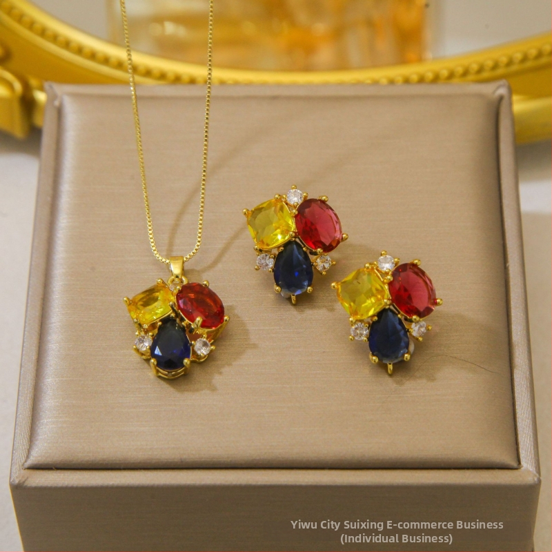 Kereszt nyaklánc kettős gyémánttal és háromszög gyémántokkal — réz, elektroplatált bevonat, O-kapcsos lánc, többszintű dizájn