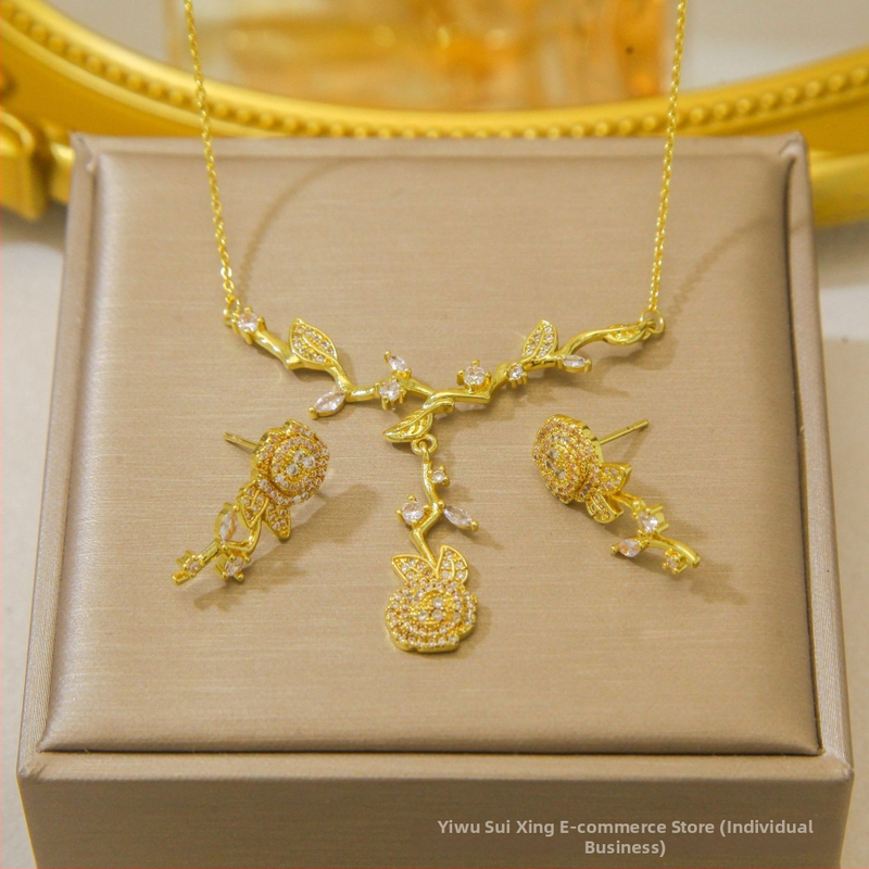 Kereszt nyaklánc kettős gyémánttal és háromszög gyémántokkal — réz, elektroplatált bevonat, O-kapcsos lánc, többszintű dizájn