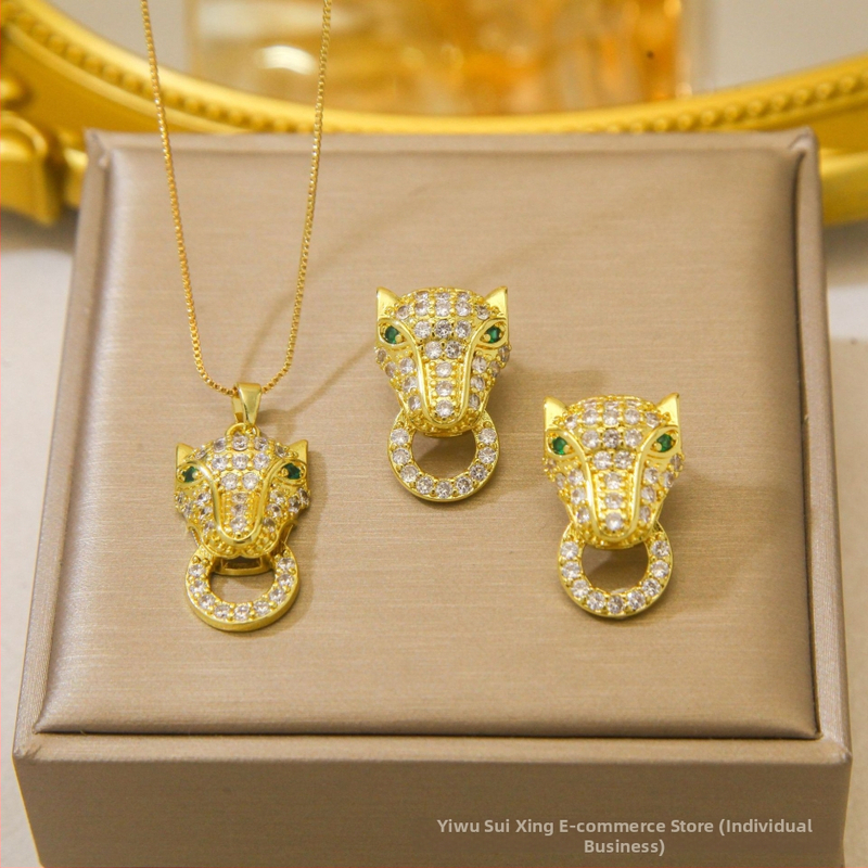 Kereszt nyaklánc kettős gyémánttal és háromszög gyémántokkal — réz, elektroplatált bevonat, O-kapcsos lánc, többszintű dizájn