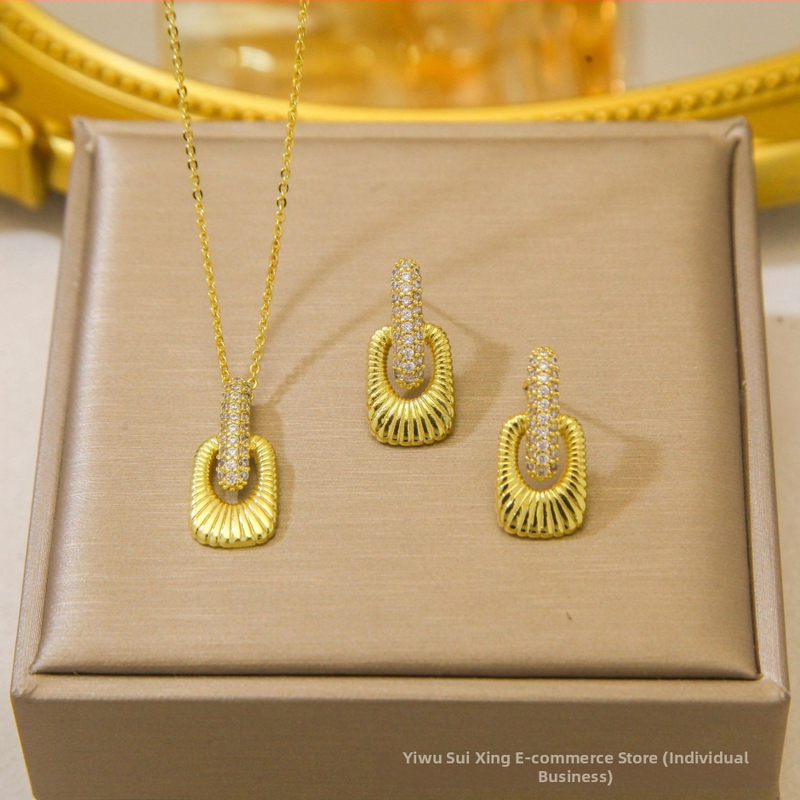 Kereszt nyaklánc kettős gyémánttal és háromszög gyémántokkal — réz, elektroplatált bevonat, O-kapcsos lánc, többszintű dizájn