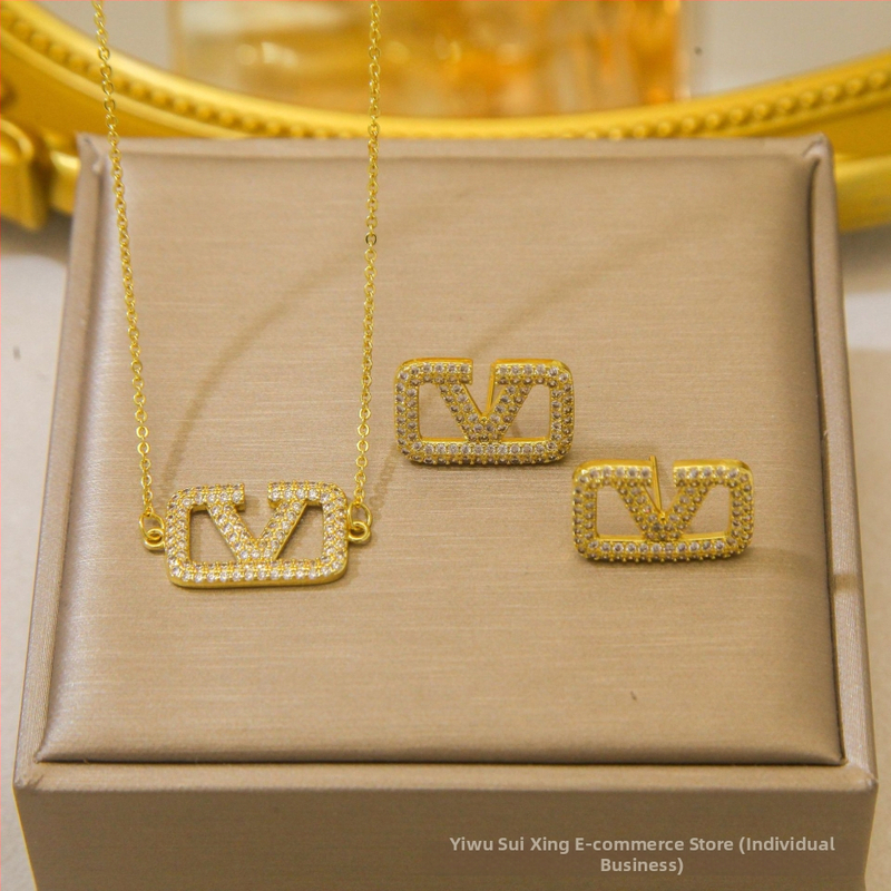 Kereszt nyaklánc kettős gyémánttal és háromszög gyémántokkal — réz, elektroplatált bevonat, O-kapcsos lánc, többszintű dizájn