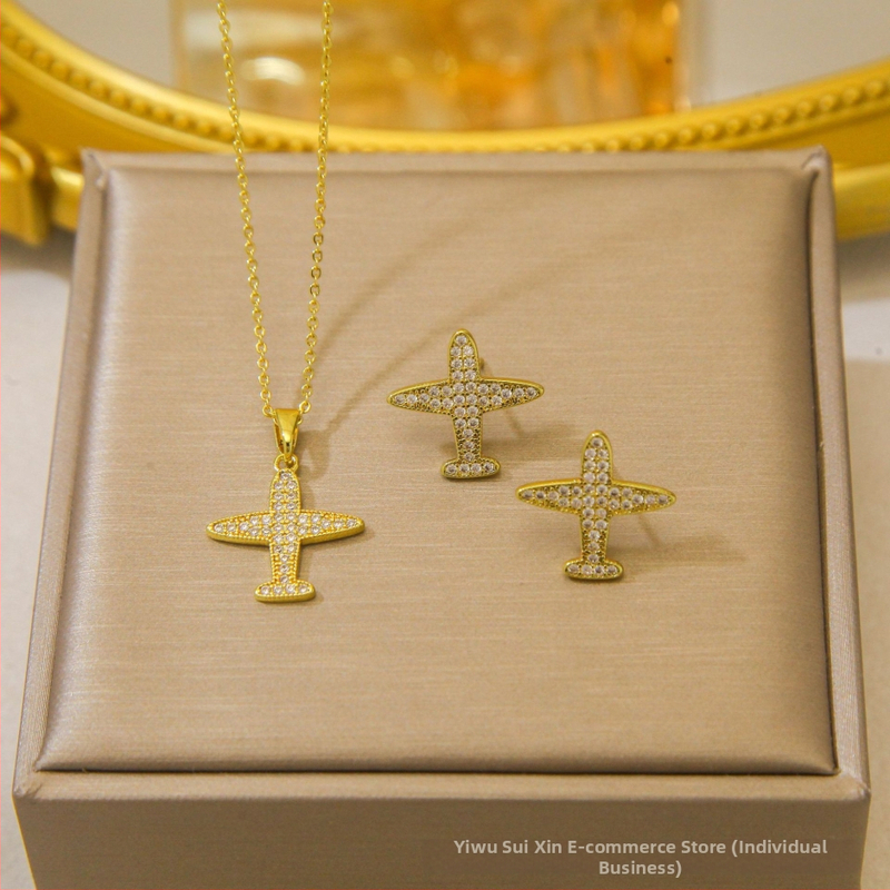 Kereszt nyaklánc kettős gyémánttal és háromszög gyémántokkal — réz, elektroplatált bevonat, O-kapcsos lánc, többszintű dizájn