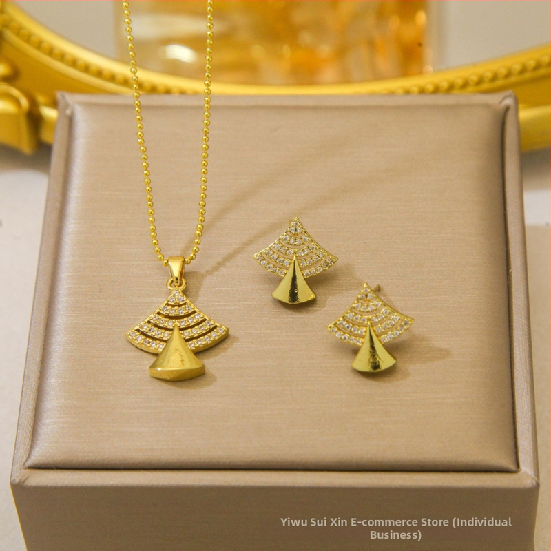 Kereszt nyaklánc kettős gyémánttal és háromszög gyémántokkal — réz, elektroplatált bevonat, O-kapcsos lánc, többszintű dizájn