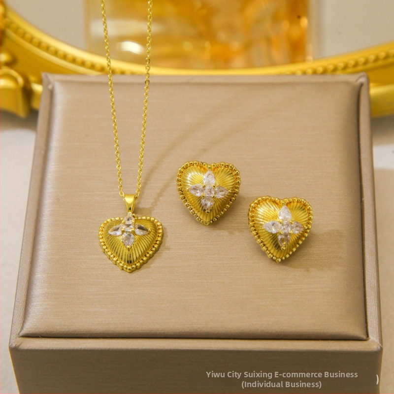 Kereszt nyaklánc kettős gyémánttal és háromszög gyémántokkal — réz, elektroplatált bevonat, O-kapcsos lánc, többszintű dizájn