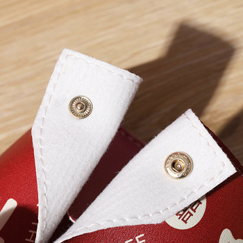 Odinė nosinių servetėlių dėžutė, modelis V-mouth, stalinis montavimas, atspari vandeniui ir daugiafunkcinė (Medžiaga: oda; Modelis: V-mouth; Montavimas: stalinis; Funkcijos: atspari vandeniui, daugiafunkcinė; Pakuotė: 500 vnt.)