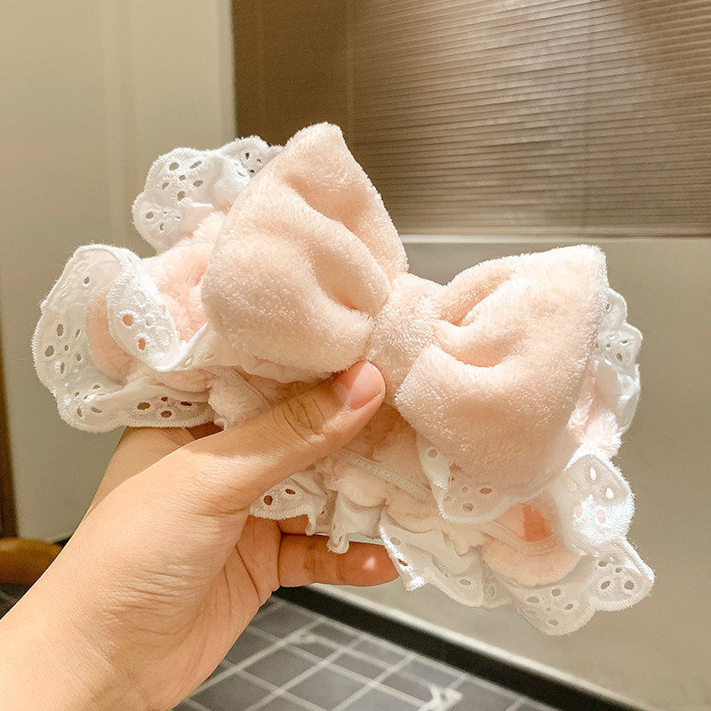 Galvas apdare – salds stils, audums, zīmols Unique, 2025. gada pavasaris