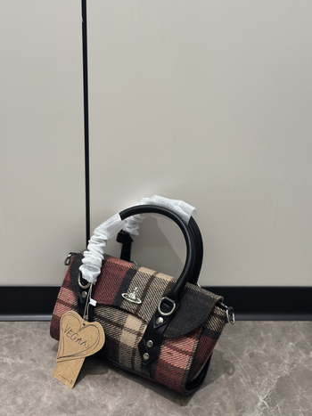 Nubuk anyagú masni alakú keresztpántos válltáska, cipzáras zsebbel és egy vállpánttal