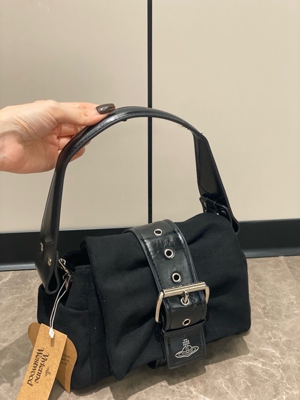 Nubuk anyagú masni alakú keresztpántos válltáska, cipzáras zsebbel és egy vállpánttal