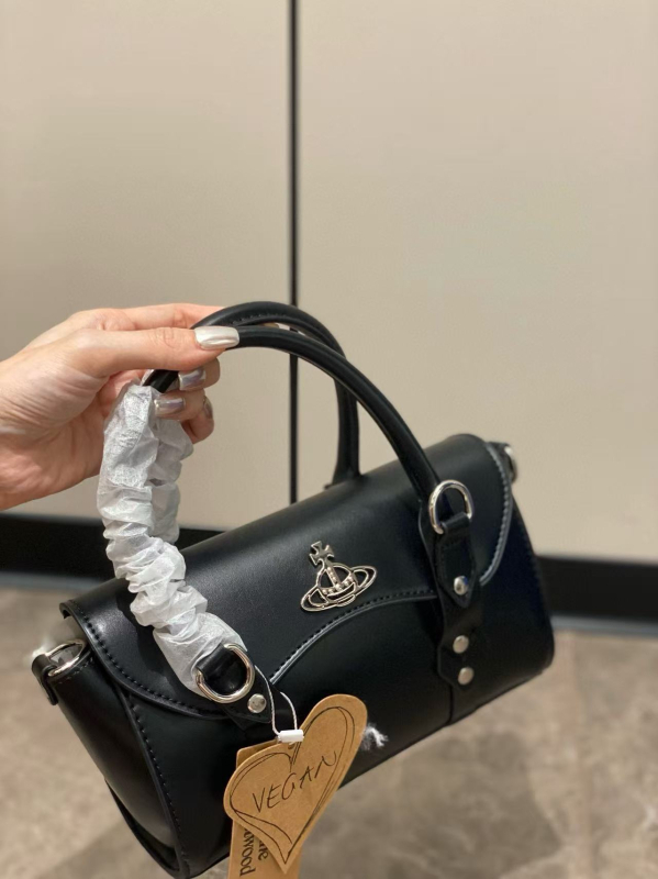 Nubuk anyagú masni alakú keresztpántos válltáska, cipzáras zsebbel és egy vállpánttal