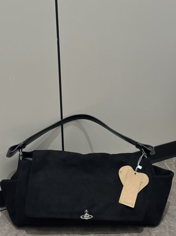 Nubuk anyagú masni alakú keresztpántos válltáska, cipzáras zsebbel és egy vállpánttal