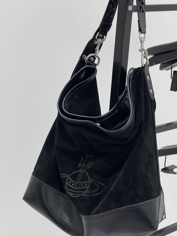 Nubuk anyagú masni alakú keresztpántos válltáska, cipzáras zsebbel és egy vállpánttal