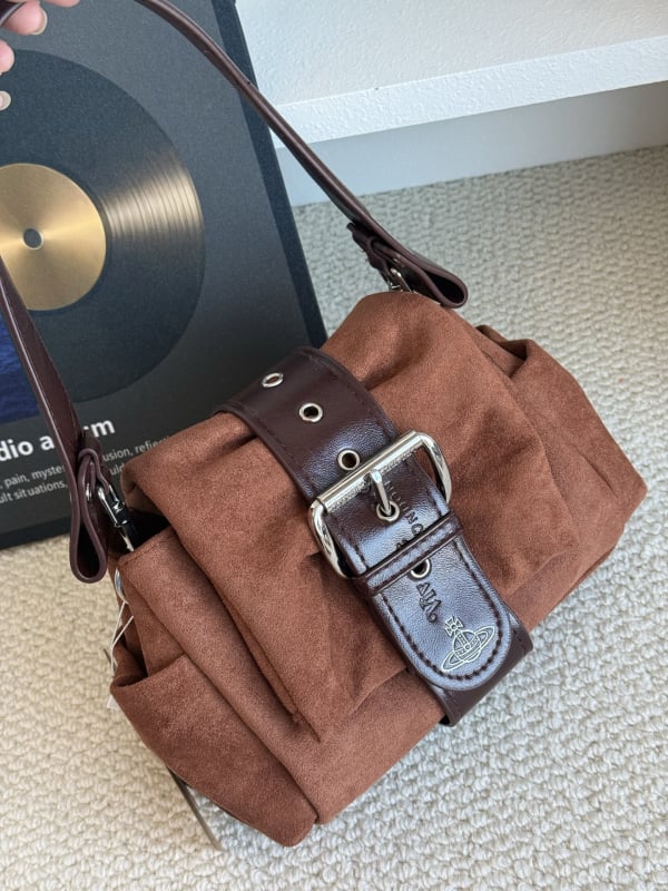 Nubuk anyagú masni alakú keresztpántos válltáska, cipzáras zsebbel és egy vállpánttal