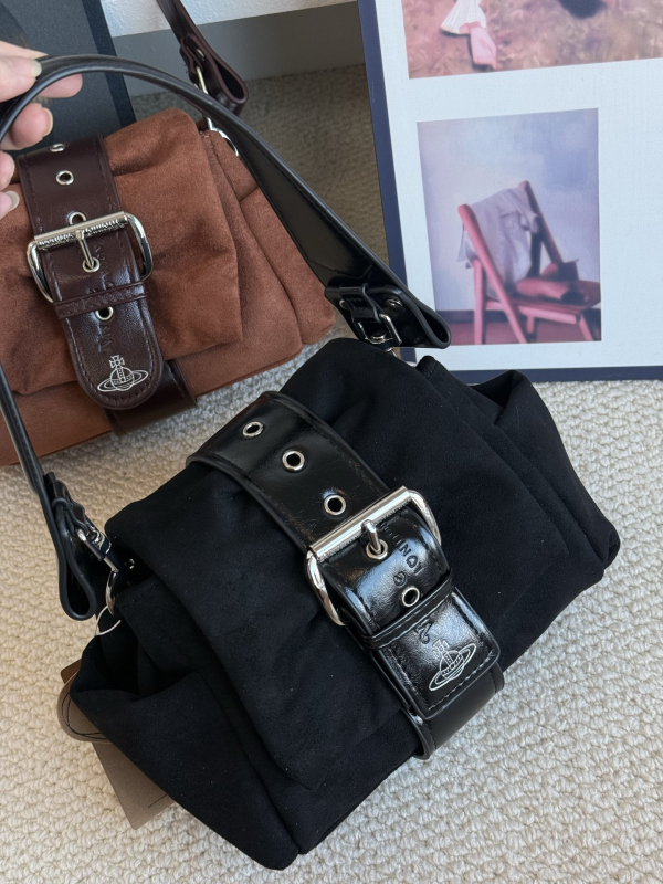 Nubuk anyagú masni alakú keresztpántos válltáska, cipzáras zsebbel és egy vállpánttal