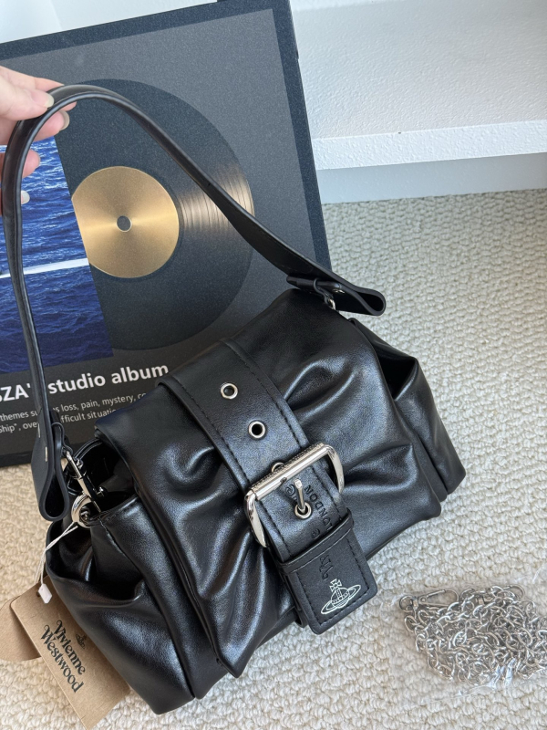 Nubuk anyagú masni alakú keresztpántos válltáska, cipzáras zsebbel és egy vállpánttal