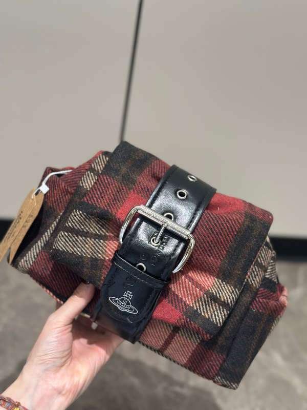 Nubuk anyagú masni alakú keresztpántos válltáska, cipzáras zsebbel és egy vállpánttal