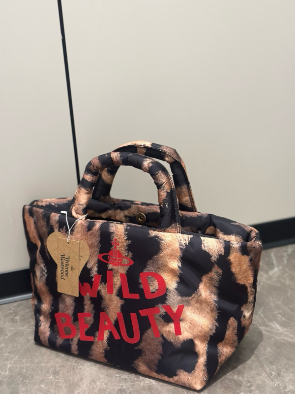 Nubuk anyagú masni alakú keresztpántos válltáska, cipzáras zsebbel és egy vállpánttal