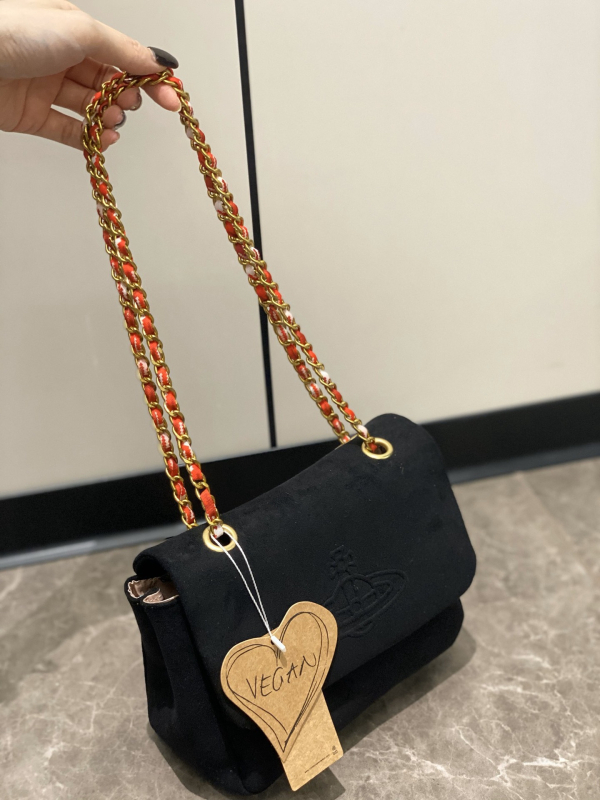 Nubuk anyagú masni alakú keresztpántos válltáska, cipzáras zsebbel és egy vállpánttal