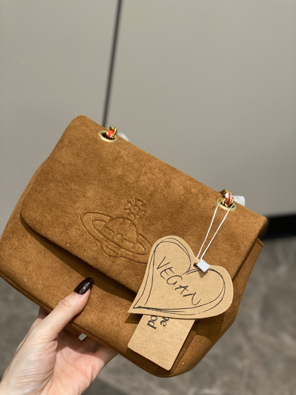 Nubuk anyagú masni alakú keresztpántos válltáska, cipzáras zsebbel és egy vállpánttal