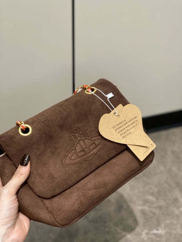 Nubuk anyagú masni alakú keresztpántos válltáska, cipzáras zsebbel és egy vállpánttal