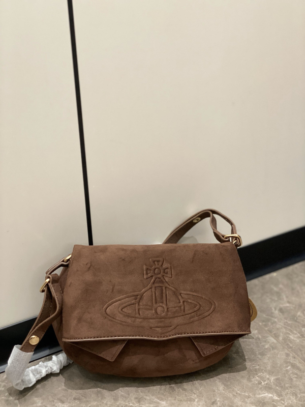 Nubuk anyagú masni alakú keresztpántos válltáska, cipzáras zsebbel és egy vállpánttal