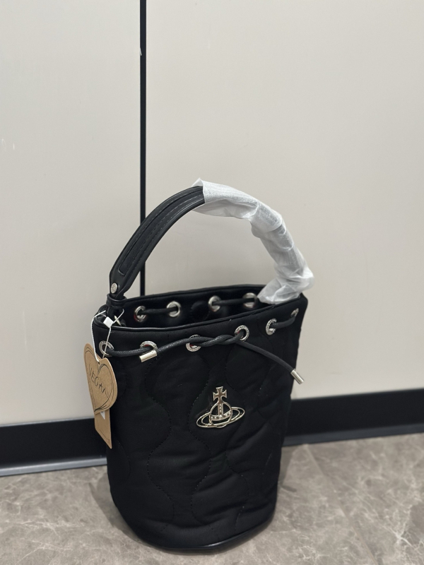 Nubuk anyagú masni alakú keresztpántos válltáska, cipzáras zsebbel és egy vállpánttal