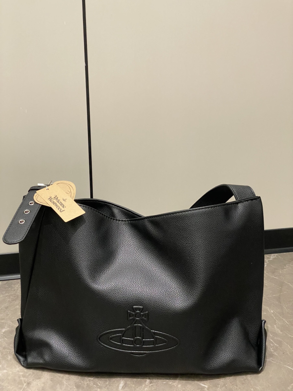 Nubuk anyagú masni alakú keresztpántos válltáska, cipzáras zsebbel és egy vállpánttal