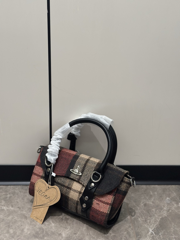 Nubuk anyagú masni alakú keresztpántos válltáska, cipzáras zsebbel és egy vállpánttal