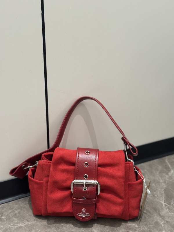 Nubuk anyagú masni alakú keresztpántos válltáska, cipzáras zsebbel és egy vállpánttal