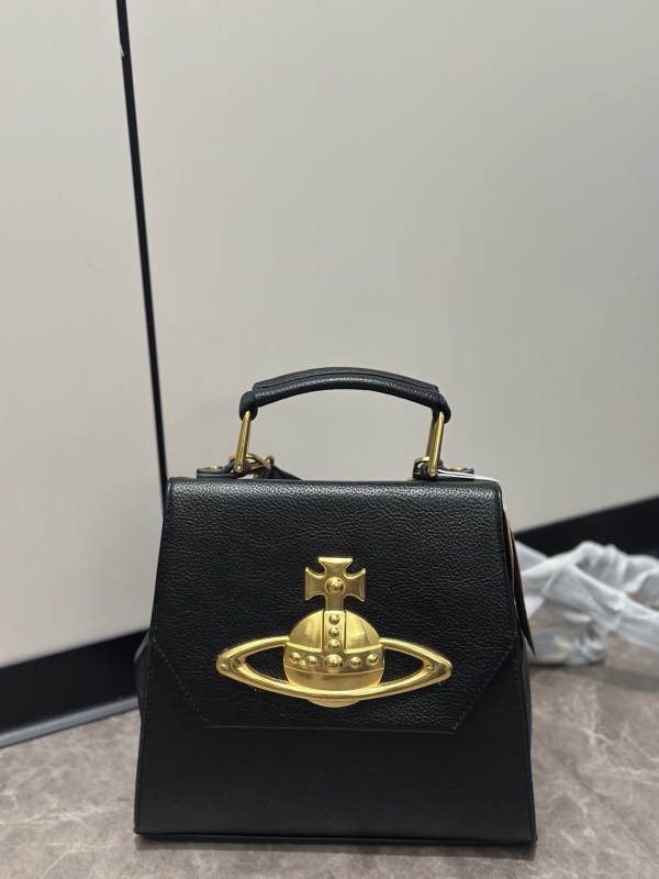 Nubuk anyagú masni alakú keresztpántos válltáska, cipzáras zsebbel és egy vállpánttal