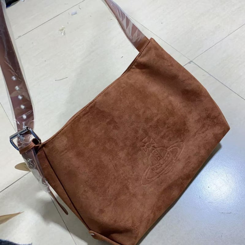 Nubuk anyagú masni alakú keresztpántos válltáska, cipzáras zsebbel és egy vállpánttal