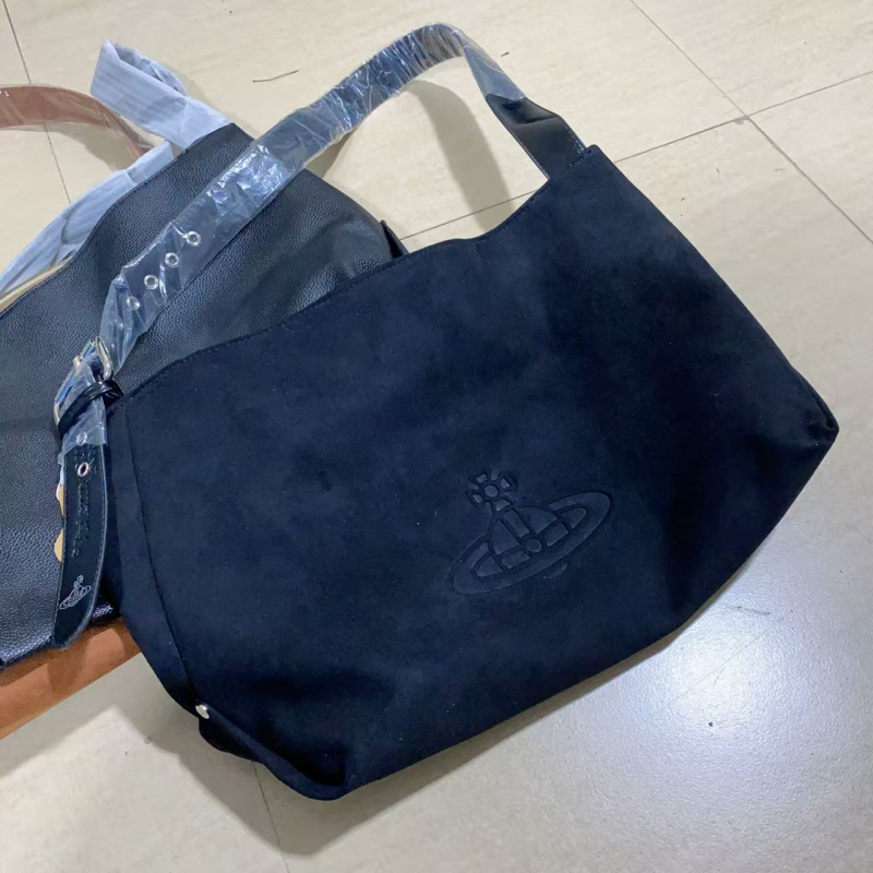 Nubuk anyagú masni alakú keresztpántos válltáska, cipzáras zsebbel és egy vállpánttal