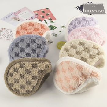 Talve earmuffid plüüsmaterjalist; veluurvooder; paksendatud disain; ruuduline muster; tagumine paigaldus (Materjal: plüüs; Vooder: veluur; Paksus: paksendatud; Muster: ruuduline; Paigaldus: tagumine)