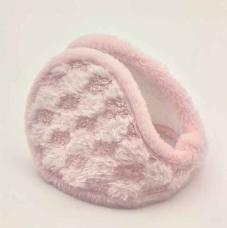 Talve earmuffid plüüsmaterjalist; veluurvooder; paksendatud disain; ruuduline muster; tagumine paigaldus (Materjal: plüüs; Vooder: veluur; Paksus: paksendatud; Muster: ruuduline; Paigaldus: tagumine)