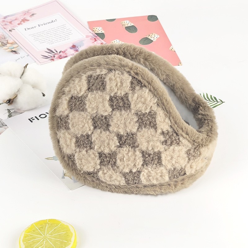 Talve earmuffid plüüsmaterjalist; veluurvooder; paksendatud disain; ruuduline muster; tagumine paigaldus (Materjal: plüüs; Vooder: veluur; Paksus: paksendatud; Muster: ruuduline; Paigaldus: tagumine)
