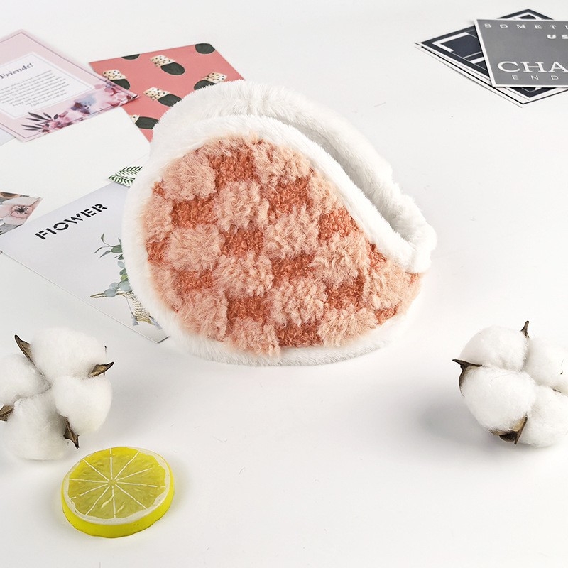 Talve earmuffid plüüsmaterjalist; veluurvooder; paksendatud disain; ruuduline muster; tagumine paigaldus (Materjal: plüüs; Vooder: veluur; Paksus: paksendatud; Muster: ruuduline; Paigaldus: tagumine)