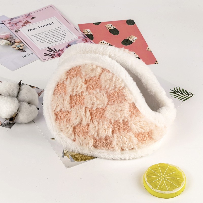 Talve earmuffid plüüsmaterjalist; veluurvooder; paksendatud disain; ruuduline muster; tagumine paigaldus (Materjal: plüüs; Vooder: veluur; Paksus: paksendatud; Muster: ruuduline; Paigaldus: tagumine)