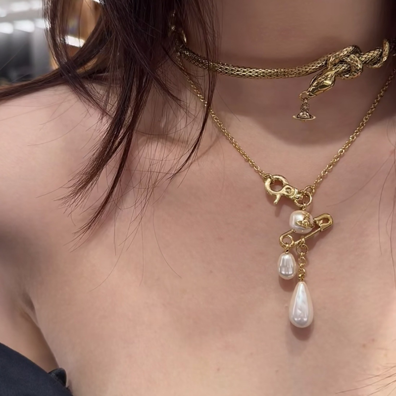 Zīmju gada juvelierizstrādājumu komplekts: kaklarota, gredzens, auskari un rokassprādze ar ģeometrisku dizainu no vara; standarta ķēde; sievietēm; vasara 2025