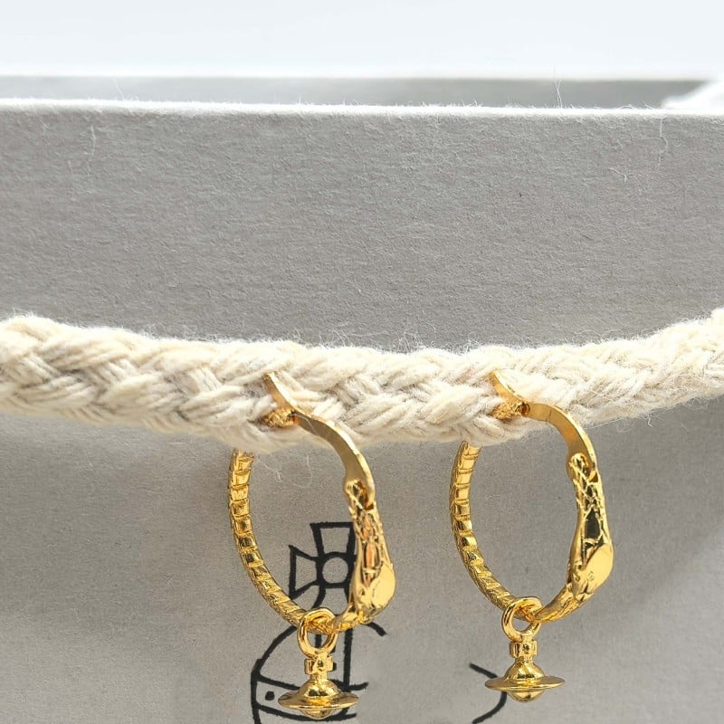 Zīmju gada juvelierizstrādājumu komplekts: kaklarota, gredzens, auskari un rokassprādze ar ģeometrisku dizainu no vara; standarta ķēde; sievietēm; vasara 2025