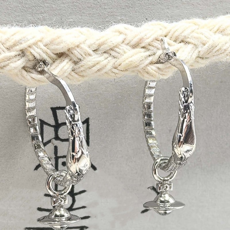 Zīmju gada juvelierizstrādājumu komplekts: kaklarota, gredzens, auskari un rokassprādze ar ģeometrisku dizainu no vara; standarta ķēde; sievietēm; vasara 2025