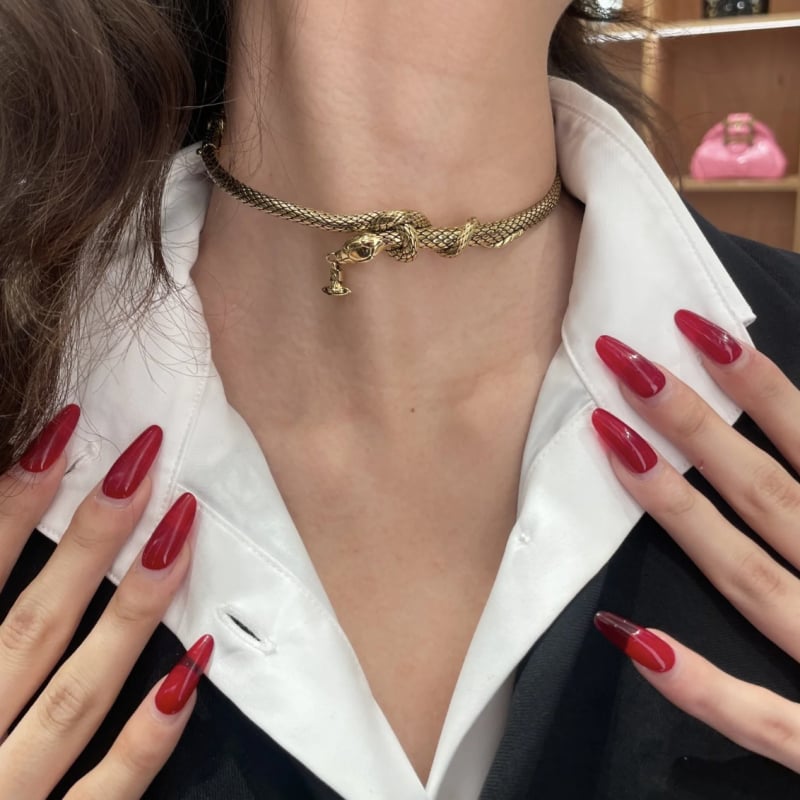 Zīmju gada juvelierizstrādājumu komplekts: kaklarota, gredzens, auskari un rokassprādze ar ģeometrisku dizainu no vara; standarta ķēde; sievietēm; vasara 2025