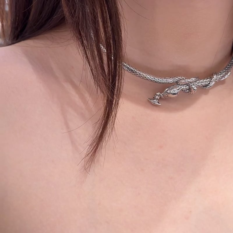 Zīmju gada juvelierizstrādājumu komplekts: kaklarota, gredzens, auskari un rokassprādze ar ģeometrisku dizainu no vara; standarta ķēde; sievietēm; vasara 2025