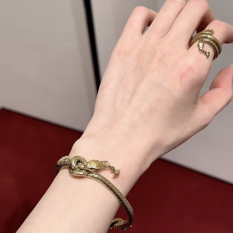 Zīmju gada juvelierizstrādājumu komplekts: kaklarota, gredzens, auskari un rokassprādze ar ģeometrisku dizainu no vara; standarta ķēde; sievietēm; vasara 2025