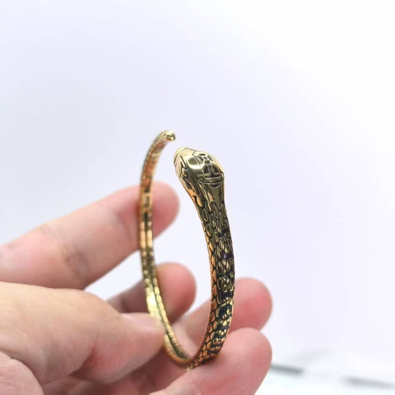 Zīmju gada juvelierizstrādājumu komplekts: kaklarota, gredzens, auskari un rokassprādze ar ģeometrisku dizainu no vara; standarta ķēde; sievietēm; vasara 2025