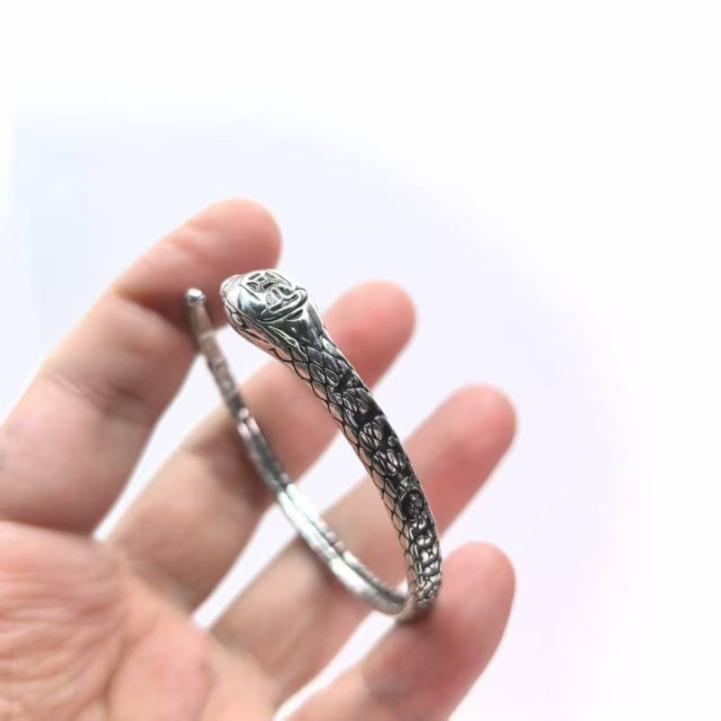 Zīmju gada juvelierizstrādājumu komplekts: kaklarota, gredzens, auskari un rokassprādze ar ģeometrisku dizainu no vara; standarta ķēde; sievietēm; vasara 2025