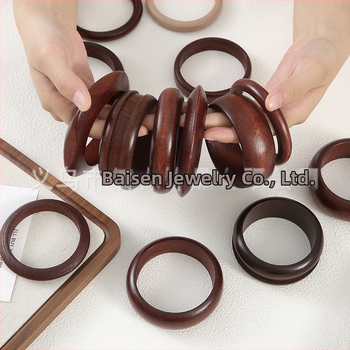 Kvadratinė medinė apyrankė — literatūrinio retro stiliaus dizainas, grynas medienos paviršius, fasetės paviršiai, aksesuaras rankai (Medžiaga: mediena; Metai/sezonas: pavasaris 2025; Svoris: 100; Kategorija: aksesuarai)