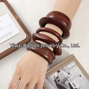 Kvadratinė medinė apyrankė — literatūrinio retro stiliaus dizainas, grynas medienos paviršius, fasetės paviršiai, aksesuaras rankai (Medžiaga: mediena; Metai/sezonas: pavasaris 2025; Svoris: 100; Kategorija: aksesuarai)