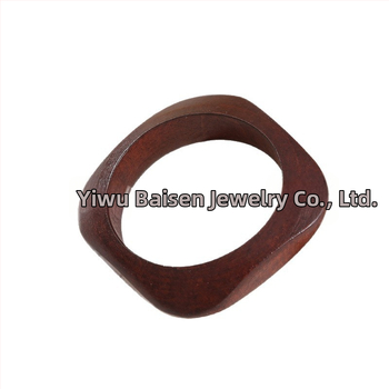 Kvadratinė medinė apyrankė — literatūrinio retro stiliaus dizainas, grynas medienos paviršius, fasetės paviršiai, aksesuaras rankai (Medžiaga: mediena; Metai/sezonas: pavasaris 2025; Svoris: 100; Kategorija: aksesuarai)