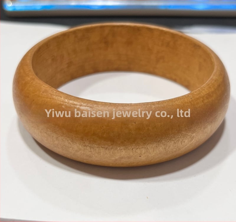 Kvadratinė medinė apyrankė — literatūrinio retro stiliaus dizainas, grynas medienos paviršius, fasetės paviršiai, aksesuaras rankai (Medžiaga: mediena; Metai/sezonas: pavasaris 2025; Svoris: 100; Kategorija: aksesuarai)