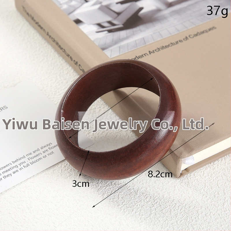 Kvadratinė medinė apyrankė — literatūrinio retro stiliaus dizainas, grynas medienos paviršius, fasetės paviršiai, aksesuaras rankai (Medžiaga: mediena; Metai/sezonas: pavasaris 2025; Svoris: 100; Kategorija: aksesuarai)