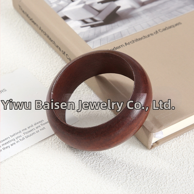 Kvadratinė medinė apyrankė — literatūrinio retro stiliaus dizainas, grynas medienos paviršius, fasetės paviršiai, aksesuaras rankai (Medžiaga: mediena; Metai/sezonas: pavasaris 2025; Svoris: 100; Kategorija: aksesuarai)